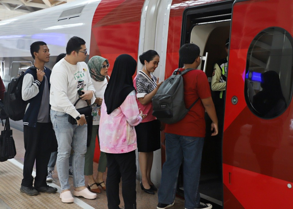 Ada 75.000 Tiket Kereta Cepat Whoosh Habis Terjual saat Libur&nbsp;Iduladha