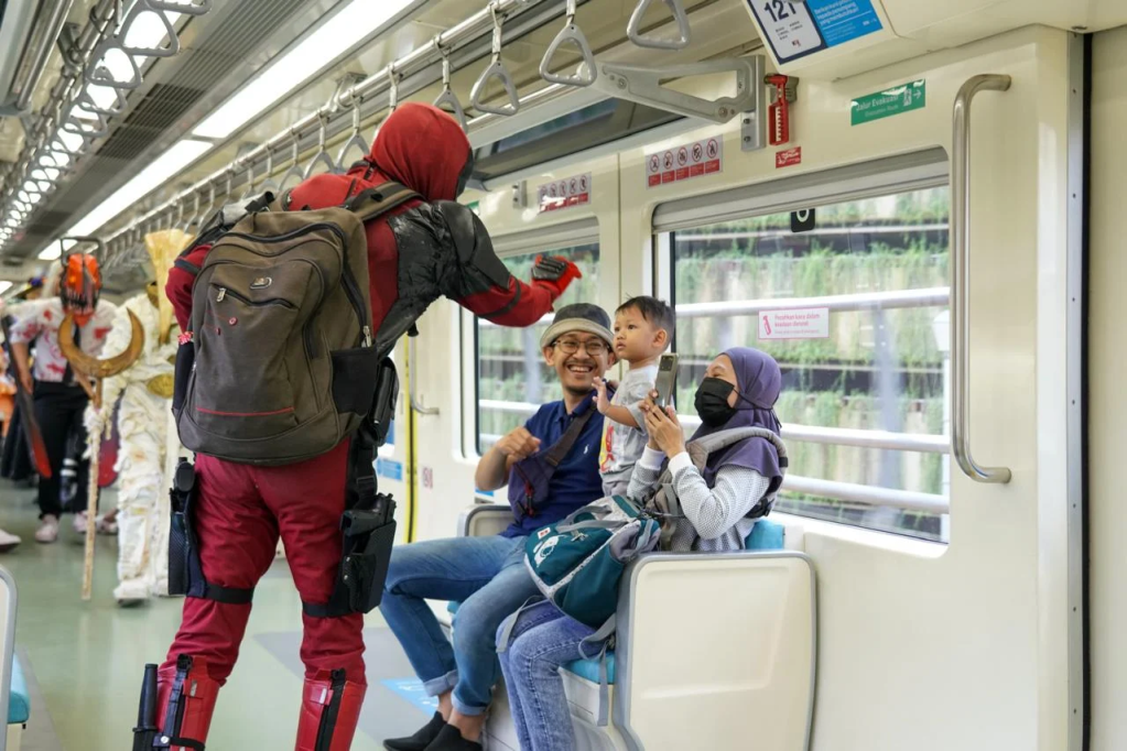 Satu Tahun Layani LRT Jabodebek Rayakan dengan Merangkul Penggemar E-Sport dan&nbsp;Cosplay